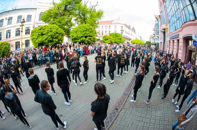 Як в Івано-Франківську три сотні танцюристів провели флешмоб — фото 5