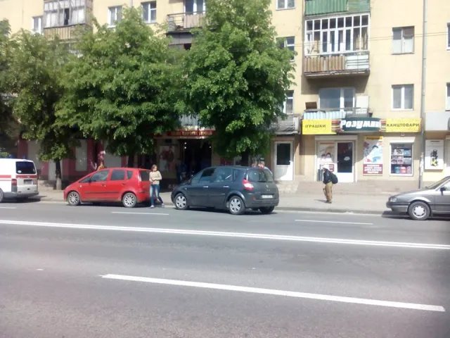 На Галицькій автівка збила школяра, який перебігав дорогу у забороненому місці — фото 1