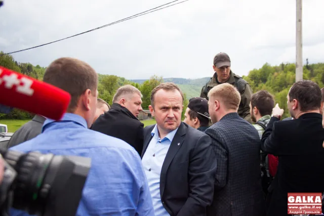 Міністр екології та природних ресурсів України побував з робочою поїздкою на Прикарпатті. Возили прикарпатці міністра в кузові вантажівки — фото 2