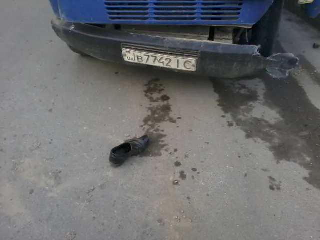 На Прикарпатті автомобіль з п'яними пасажирами в'їхав у стовп, серед них була і дитина. Один з пасажирів випав під час удару, постраждалий в лікарні — фото 1