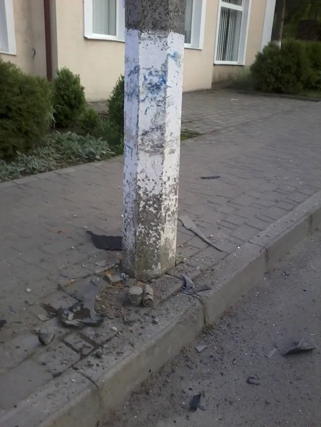 На Прикарпатті автомобіль з п'яними пасажирами в'їхав у стовп, серед них була і дитина. Один з пасажирів випав під час удару, постраждалий в лікарні — фото 2