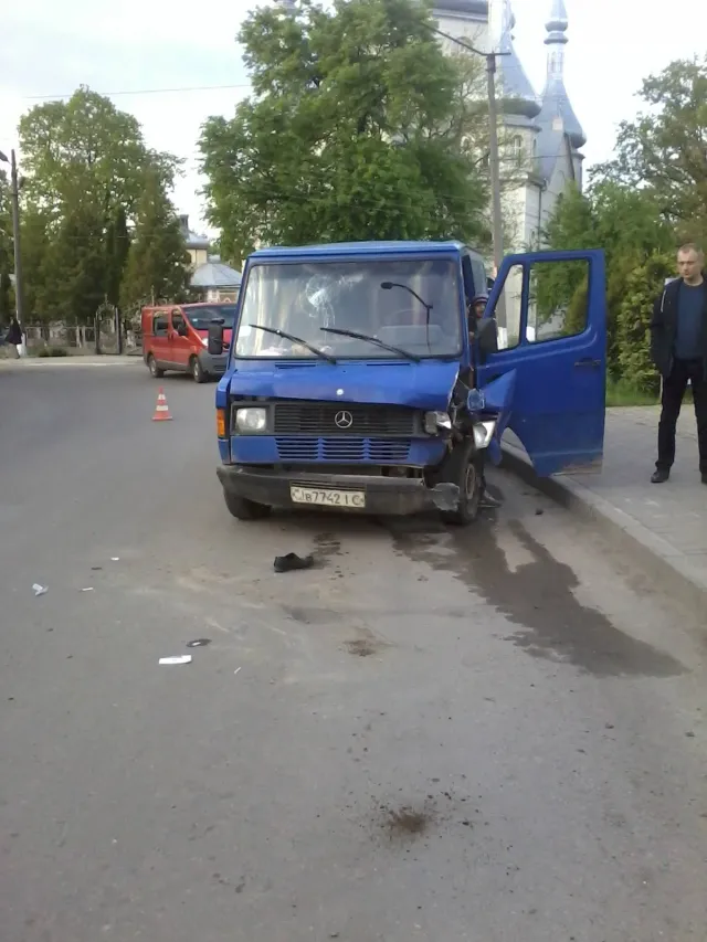 На Прикарпатті автомобіль з п'яними пасажирами в'їхав у стовп, серед них була і дитина. Один з пасажирів випав під час удару, постраждалий в лікарні — фото 3