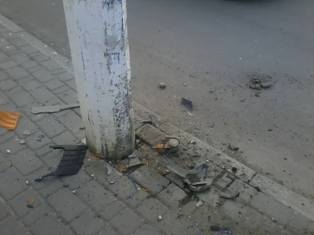 На Прикарпатті автомобіль з п'яними пасажирами в'їхав у стовп, серед них була і дитина. Один з пасажирів випав під час удару, постраждалий в лікарні — фото 4