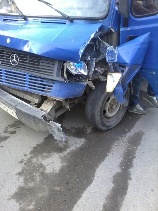 На Прикарпатті автомобіль з п'яними пасажирами в'їхав у стовп, серед них була і дитина. Один з пасажирів випав під час удару, постраждалий в лікарні — фото 5