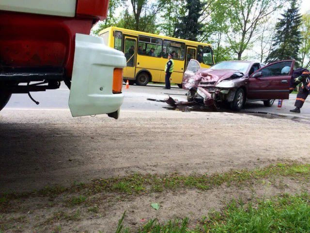 Масштабна аварія на Тисменицькій трасі: водія госпіталізували з травмами хребта — фото 1