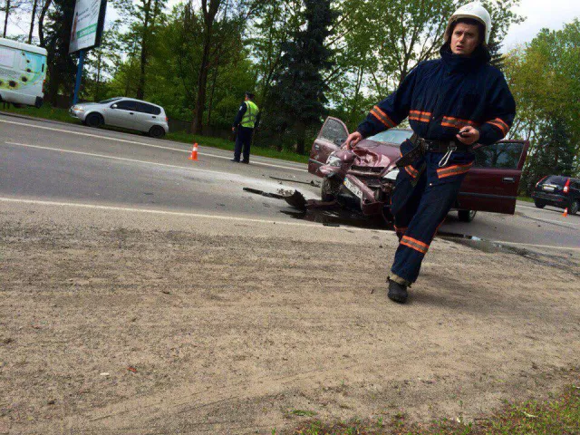 Масштабна аварія на Тисменицькій трасі: водія госпіталізували з травмами хребта — фото 2