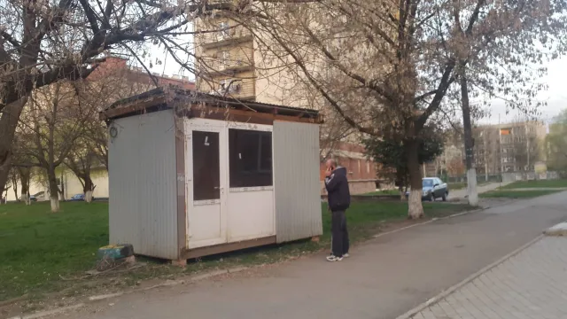 На Пасічній невідомі спалили незаконно встановлений МАФ — фото 1