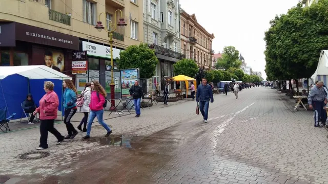 Центр Франківська перетворюється на базар — фото 3