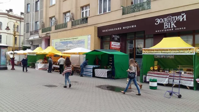 Центр Франківська перетворюється на базар — фото 1