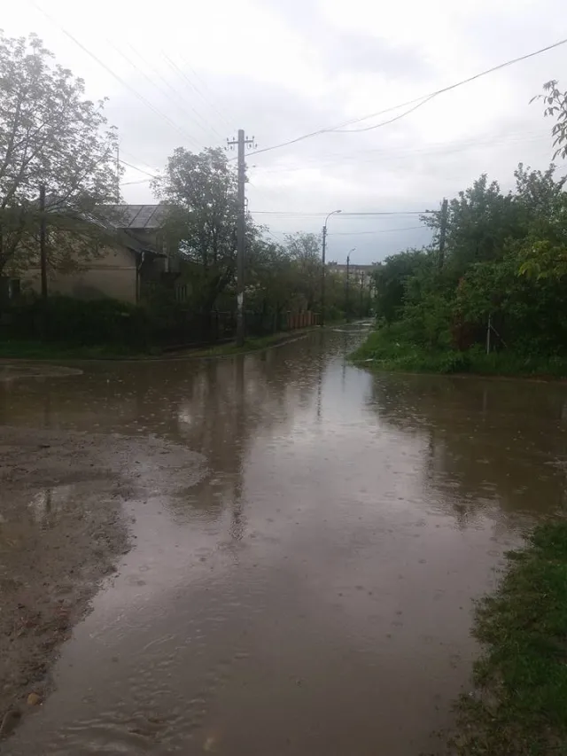 Венеція по-іванофранківськи: вулицю Вербицького повністю затопило водою — фото 7