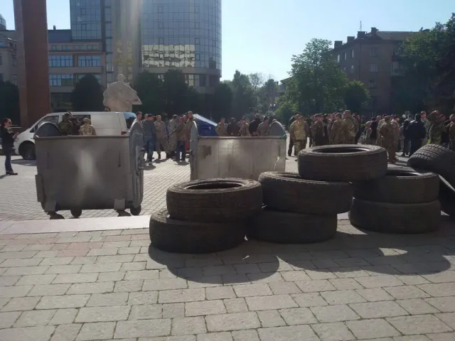 АТОшники вимагали у Марцінківа дотримання їхніх прав. Бійцям АТО пообіцяли резервування земель в Опришівцях та дві новобудови — фото 1