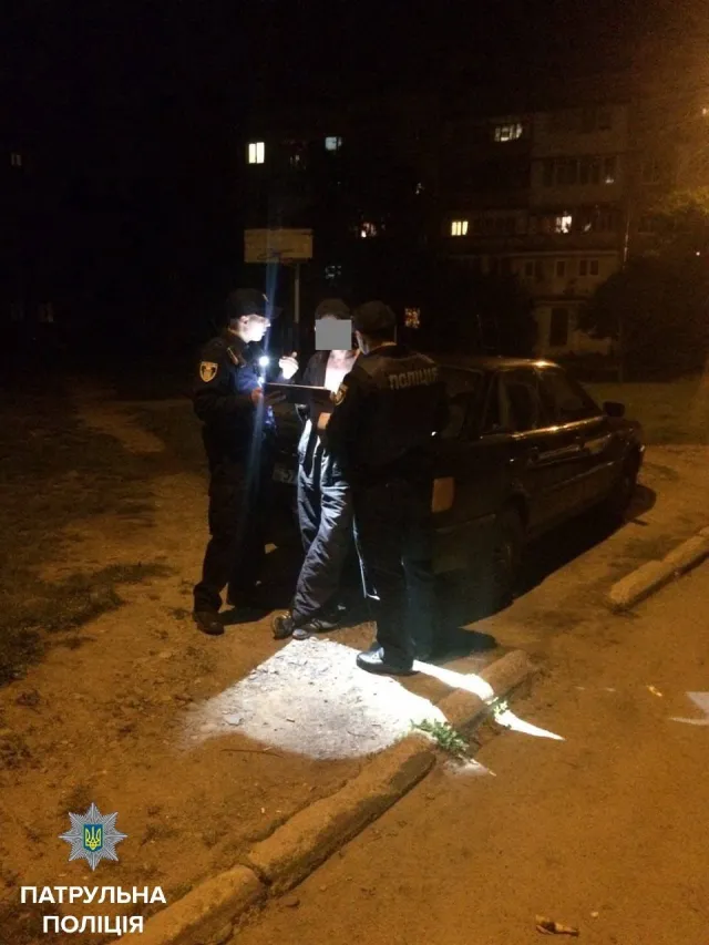 У Франківську поліція оштрафувала п'яного водія, який припаркував своє авто на газоні — фото 1