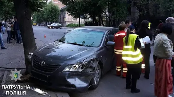 У Івано-Франківську водій Toyota Camry наїхав на елетроопору — фото 1