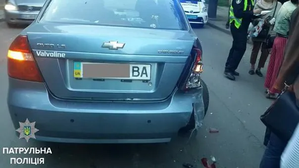 У Івано-Франківську водій Toyota Camry наїхав на елетроопору — фото 2