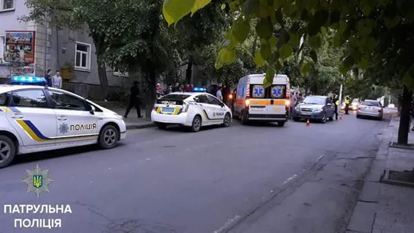 У Івано-Франківську водій Toyota Camry наїхав на елетроопору — фото 3