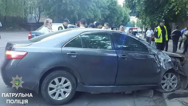 У Івано-Франківську водій Toyota Camry наїхав на елетроопору — фото 4