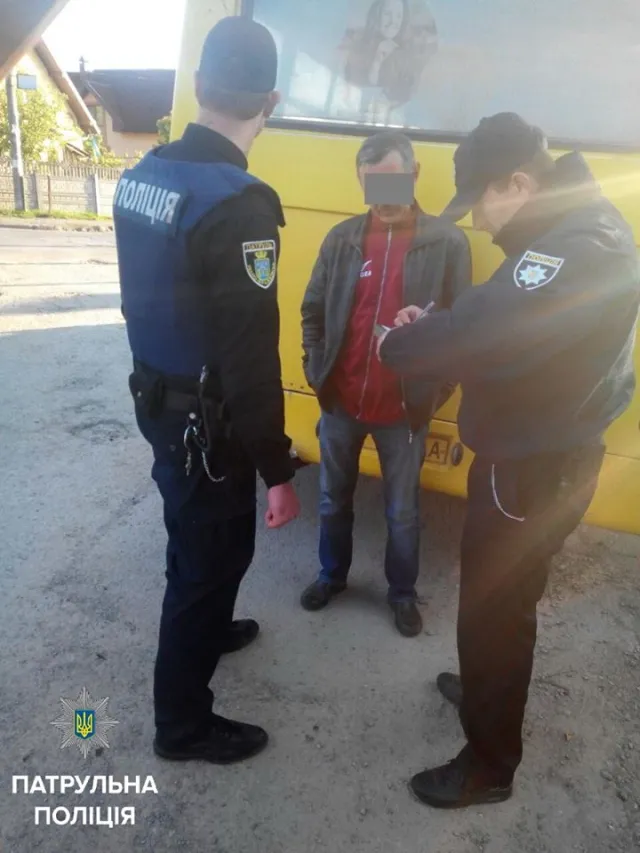 У Франківську затримали п'яного водія міської маршрутки. Водій керував автобусом незаконно - його звільнили ще за день до події — фото 1