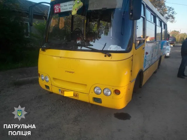 У Франківську затримали п'яного водія міської маршрутки. Водій керував автобусом незаконно - його звільнили ще за день до події — фото 2