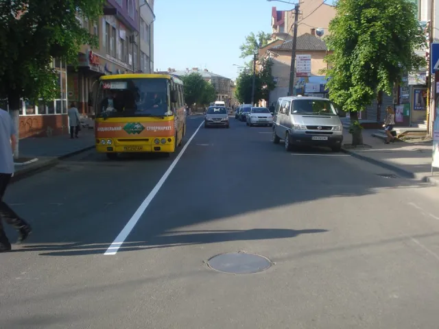 У Франківську на Новгородській змінено схему руху та з'явилась нова розмітка зі смугами для автобусів, автівок та велосипедистів. Водії старано дотримуються ПДР — фото 1