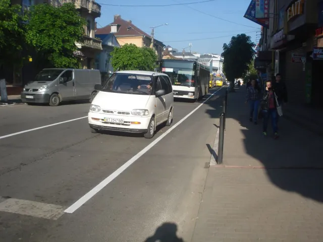 У Франківську на Новгородській змінено схему руху та з'явилась нова розмітка зі смугами для автобусів, автівок та велосипедистів. Водії старано дотримуються ПДР — фото 4