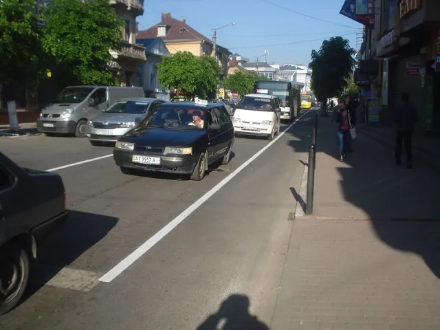 У Франківську на Новгородській змінено схему руху та з'явилась нова розмітка зі смугами для автобусів, автівок та велосипедистів. Водії старано дотримуються ПДР — фото 7