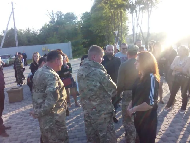У Івано-Франківську люди у камуфляжі зірвали концерт Лободи. Однак “Азов” запевняє, що не брав участі у вчорашньому зриві концерту співачки — фото 1