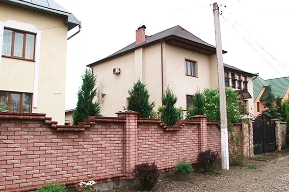 Вибух в Угорниках: невідомі із гранатомета обстріляли будинок. Житло власника відомого в місті медичного центру — фото 2