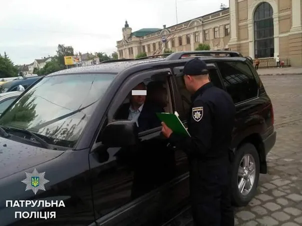 Патрульні двічі оштрафували депутата обласної ради. Порушник ПДР обіцяв за це "наказати" інспектора поліції — фото 1