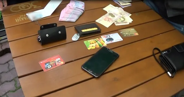 На Івано-Франківщині під час одержання 30 тис грн хабара затримано двох капітанів поліції — фото 2