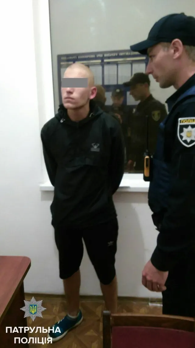 У Франківську полісмени затримали трьох чоловіків, котрі грабували перехожих — фото 1