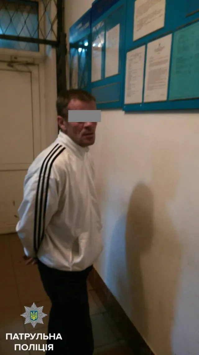 У Франківську полісмени затримали трьох чоловіків, котрі грабували перехожих — фото 2