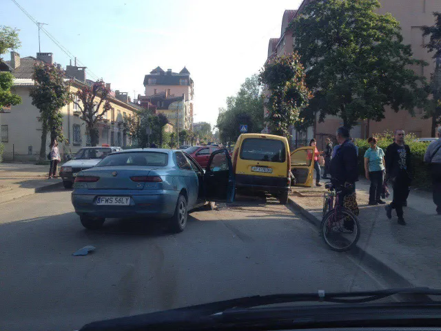 Масштабна аварія у Коломиї: розтрощено три автомобілі. Водій з пасажирами втекли з місця події — фото 1