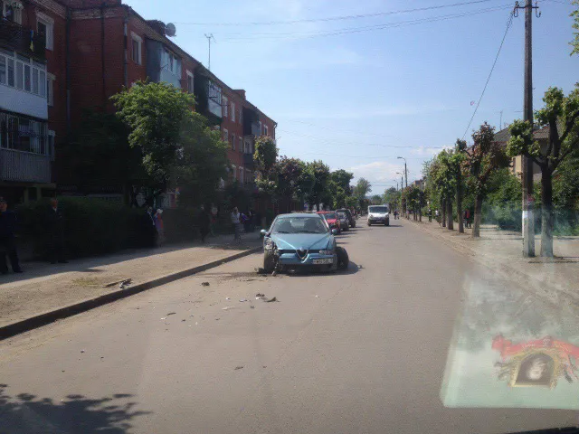 Масштабна аварія у Коломиї: розтрощено три автомобілі. Водій з пасажирами втекли з місця події — фото 2