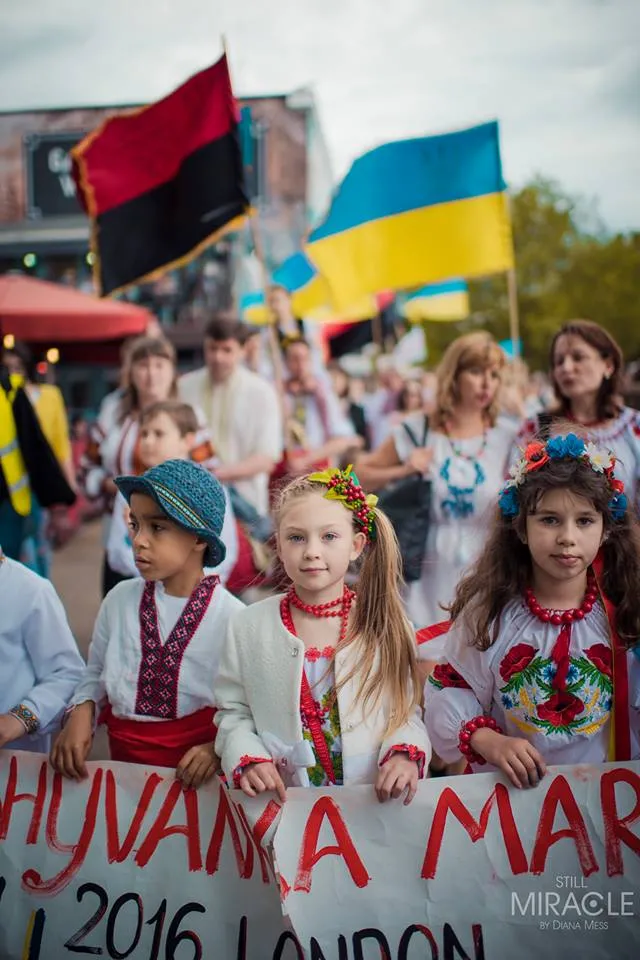 У Лондоні біля Темзи пройшов "Марш вишиванки" — фото 15