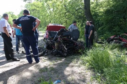 20-річний водій перевищив швидкість на повороті та врізався в дерево. Юнак помер на місці — фото 4