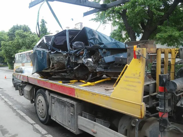 «Купа металу» - у Франківську автівка влетіла в електроопору. На щастя водій та пасажири залишились живі — фото 1