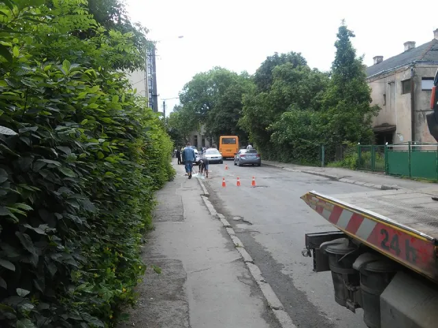 «Купа металу» - у Франківську автівка влетіла в електроопору. На щастя водій та пасажири залишились живі — фото 2