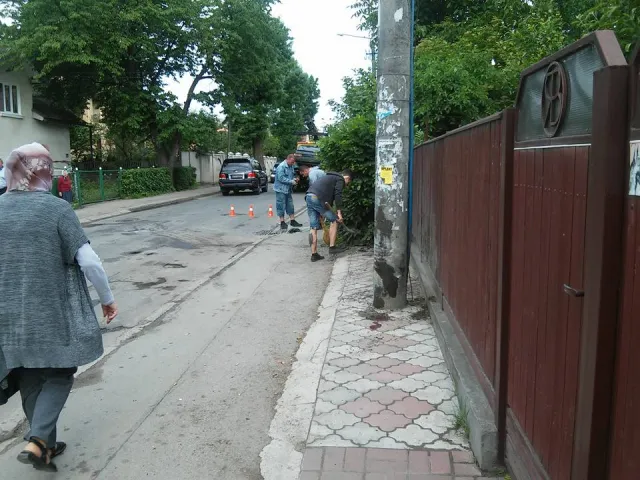 «Купа металу» - у Франківську автівка влетіла в електроопору. На щастя водій та пасажири залишились живі — фото 4