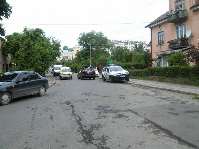 «Купа металу» - у Франківську автівка влетіла в електроопору. На щастя водій та пасажири залишились живі — фото 5