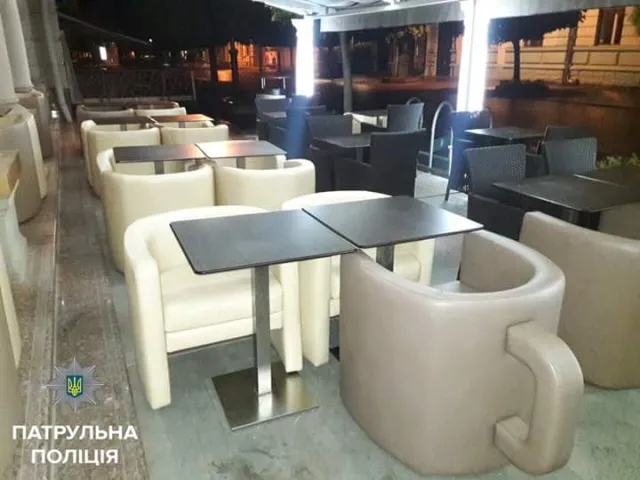 З кав'ярні на вулиці Незалежності чоловік украв крісло. Патрульні спіймали франківця-порушника — фото 1