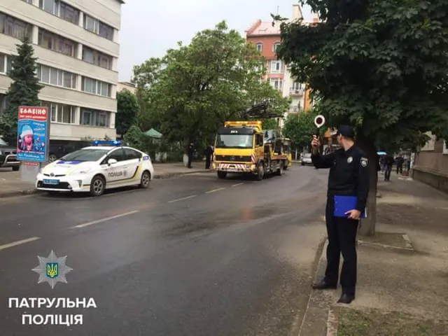 Поліцейські евакуювали авто, яке порушило ПДР, зупинившись на зупинці для маршруток — фото 1