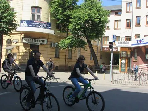 У Івано-Франківську відбувся масовий велопробіг вулицями міста — фото 11