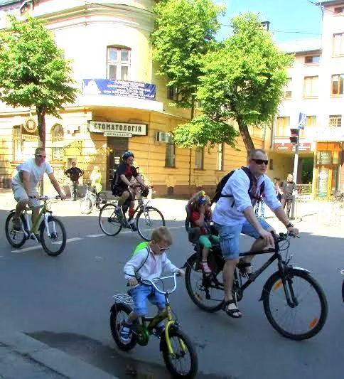 У Івано-Франківську відбувся масовий велопробіг вулицями міста — фото 10