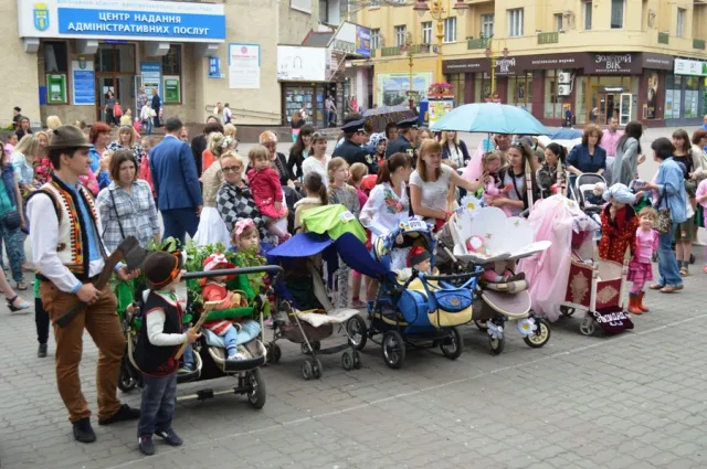 У Івано-Франківську вдесяте відбувся "Парад візочків" — фото 8