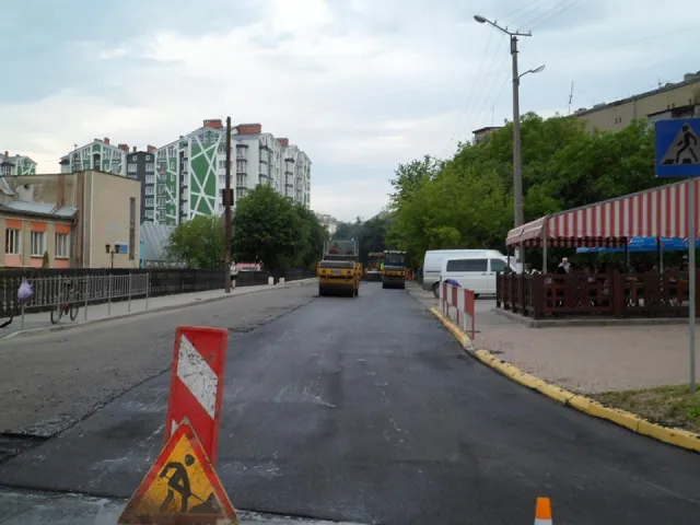 У Франківську на Целевича стелять другий шар асфальту — фото 1