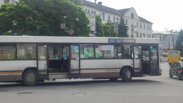 У Івано- Франківську на перехресті вулиць Вовчинецької та Привокзальної трапилось ДТП — фото 1