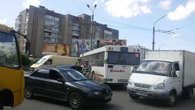 У Івано- Франківську на перехресті вулиць Вовчинецької та Привокзальної трапилось ДТП — фото 3