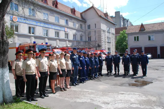 У Івано-Франківську вшанували пам’ять рятувальників, які загинули на полігоні в Грибовичах — фото 3