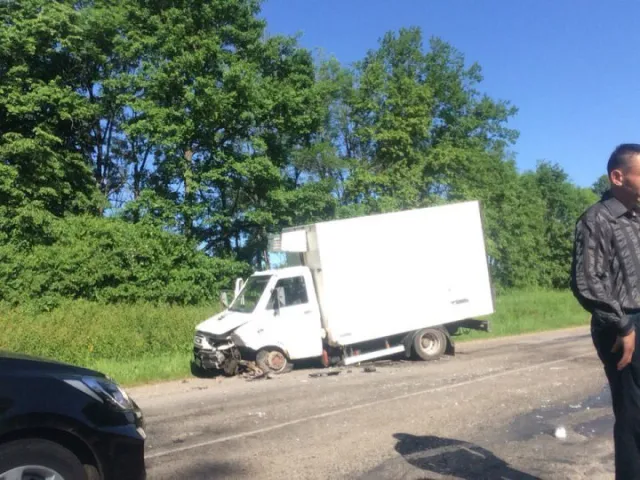 Ще одне ДТП: водій "Івеко" врізався у "Ваз-21010", постраждало двоє людей — фото 2