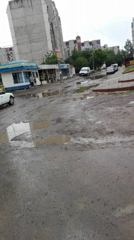 Після дощу вулицю Хоткевича можна перейти хіба що у рибацьких чоботах — фото 2